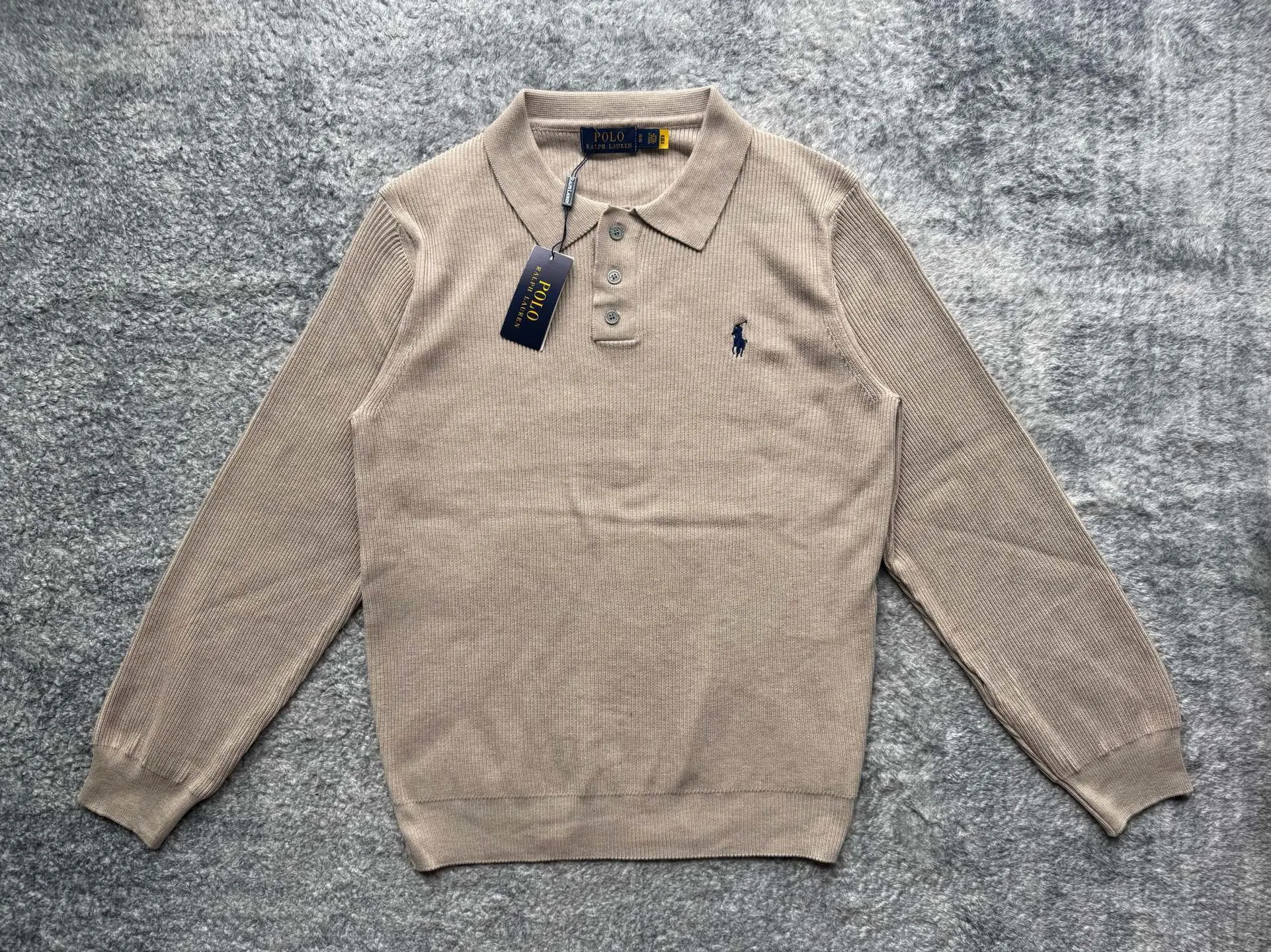 P230 Ralph Lauren/Ralph Lauren French retro men’s knitted polo sweater, old money style ~ polo sweater, a weighty item that can be warm at first but also cold at first, with zero pressure and skin-friendly experience. It can be layered with a high collar inside, making it easy to achieve advanced layering~ The colors of this series are very attractive, and it is an excellent item that can be worn for many years after buying it! The simple version design does not lose the highlights and beauty of the details. The knitted fabric is soft and comfortable, and it does not scratch the skin when worn close to the body. It has a light and sophisticated style! The flat knitting method is carefully arranged and combined to show the beauty of three-dimensional and stylish decoration, giving the garments a rich sense of layering. Comfort is cleverly integrated into elegant fashion. The upper body is flexible yet muscular, and the temperament is casual. The short, micro-profile box style interprets the most popular styles nowadays. The upper body can improve your temperament in one second! You can also tuck your top into your trousers to visually improve the wearability and make it fuller, covering your flesh and making you look slimmer without being bloated.  Color: light gray, black gray, apricot, length, bust, shoulder width, M 66 50 61 120-135 pounds L 68 52 62 135-150 pounds XL 69 54 62 150-165 pounds